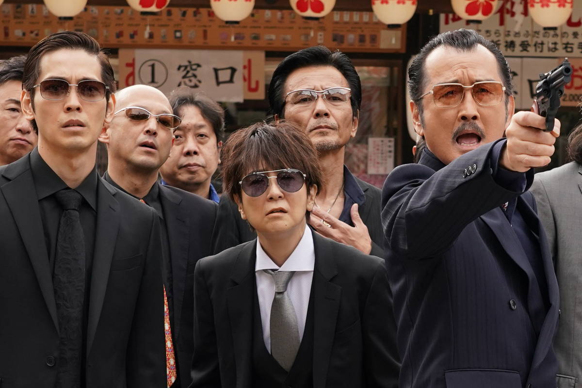 玉木宏　ネギ争奪戦を制して得意げな表情　極道の外見＆エプロン姿で　映画版「極主夫道」場面写真