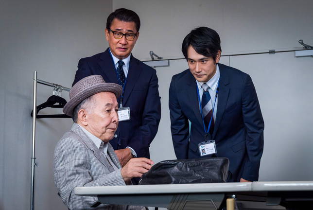 北川景子の首に刀　歩幅で測量する中井貴一＆松山ケンイチ　「大河への道」場面写真