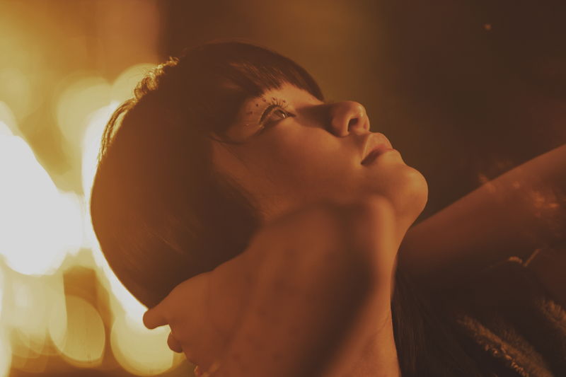 うつろな目で何かを見つめる水川あさみ　ニワトリの頭を手に持つ桃果　「唄う六人の女」場面写真