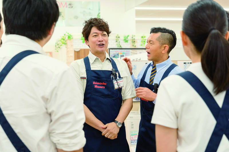 香取慎吾の筋トレ姿　岸井ゆきのは不満げな顔でPCを見つめる　「犬も食わねどチャーリーは笑う」場面写真