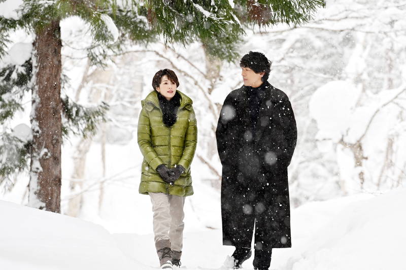 広瀬アリスがウエディングドレス姿　肖像画の前で貫禄たっぷりの笑福亭鶴瓶も　映画「七人の秘書」場面写真