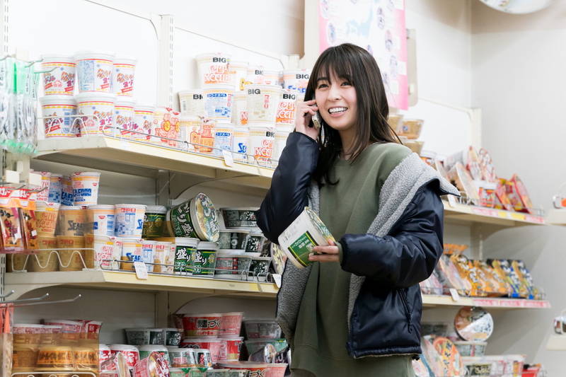ボサボサ髪の吉岡里帆、サングラス＆ジャージの怪しい満島真之介　映画「ゾッキ」個性あふれる場面写真