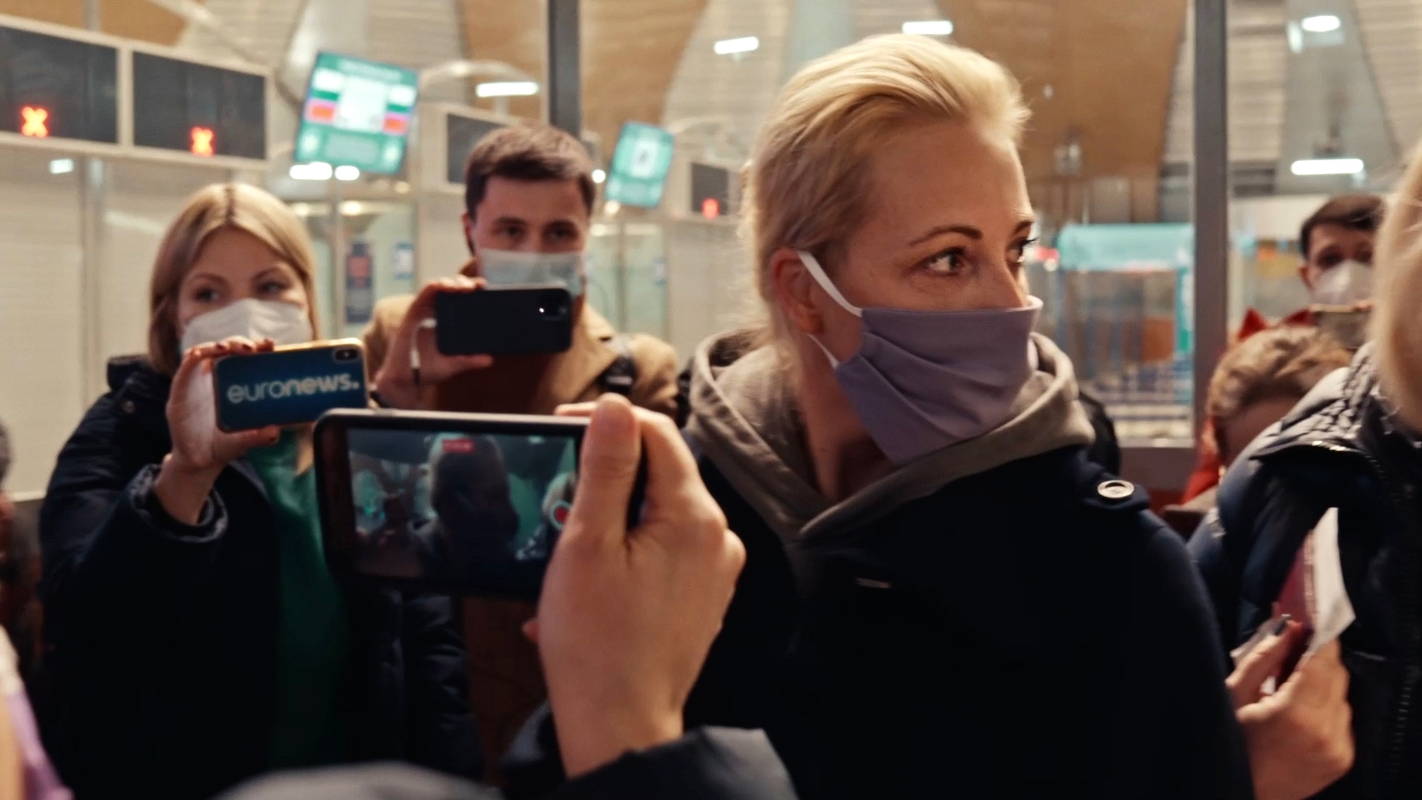 ロシア反体制派のカリスマ　政府に狙われていると知りながらの帰還　「ナワリヌイ」場面写真