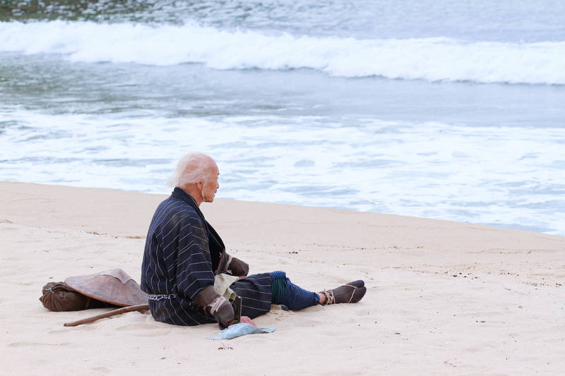 北斎が波を見て「神奈川沖浪裏」の着想を得る瞬間　映画「HOKUSAI」場面写真公開