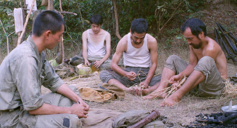 津田寛治が見せる、最後の仲間を亡くした小野田の虚無を宿らせた瞳　「ONODA 一万夜を越えて」予告編