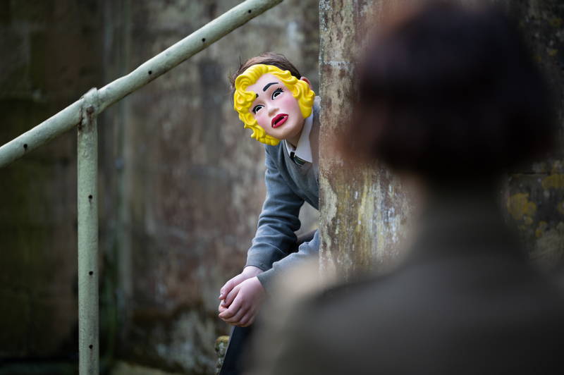 “禁断の果実”の林檎を手に取る女性　“同じ顔の男たち”の姿も　「MEN同じ顔の男たち」場面写真