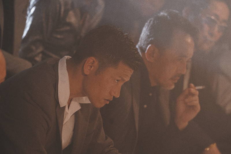 松坂桃李、敵は全方位　”最凶の悪”鈴木亮平、暴力組織、マスコミ、警察　「孤狼の血 LEVEL2」予告
