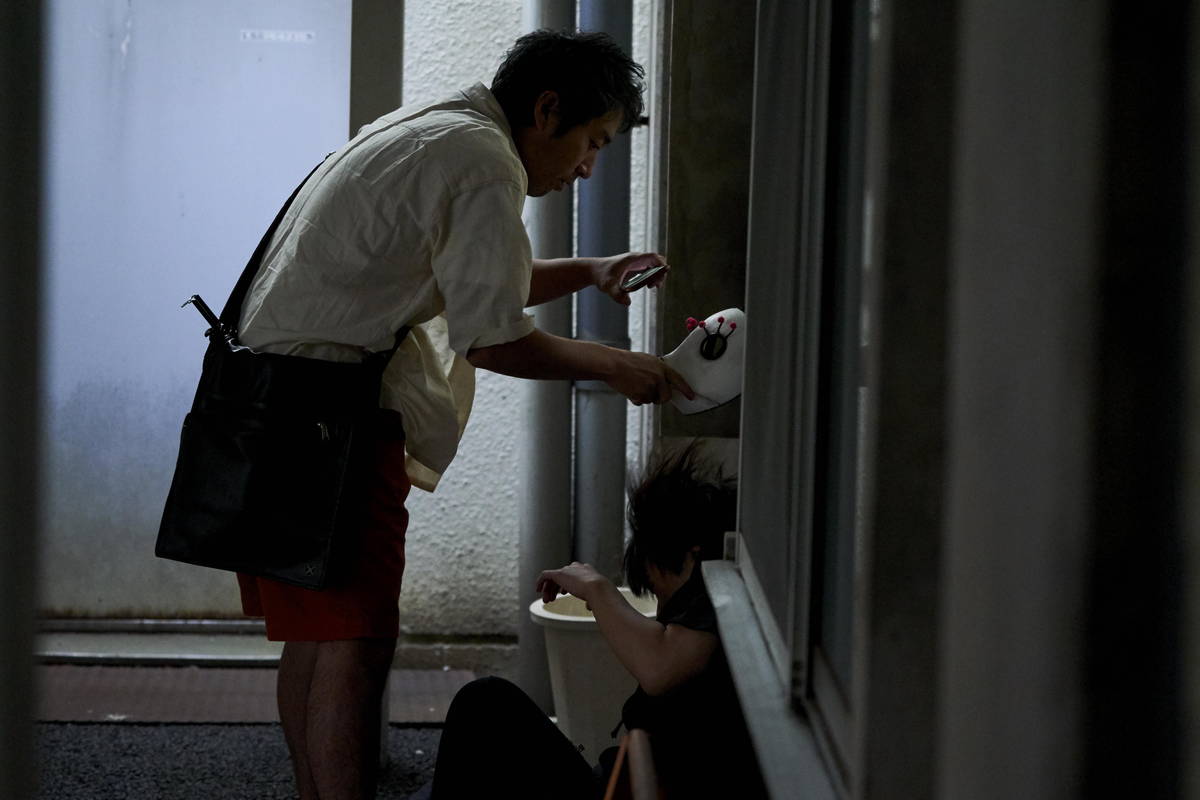 ムロツヨシ、覆面姿で岸井ゆきのに詰め寄る　負の感情全開　「神は見返りを求める」場面写真