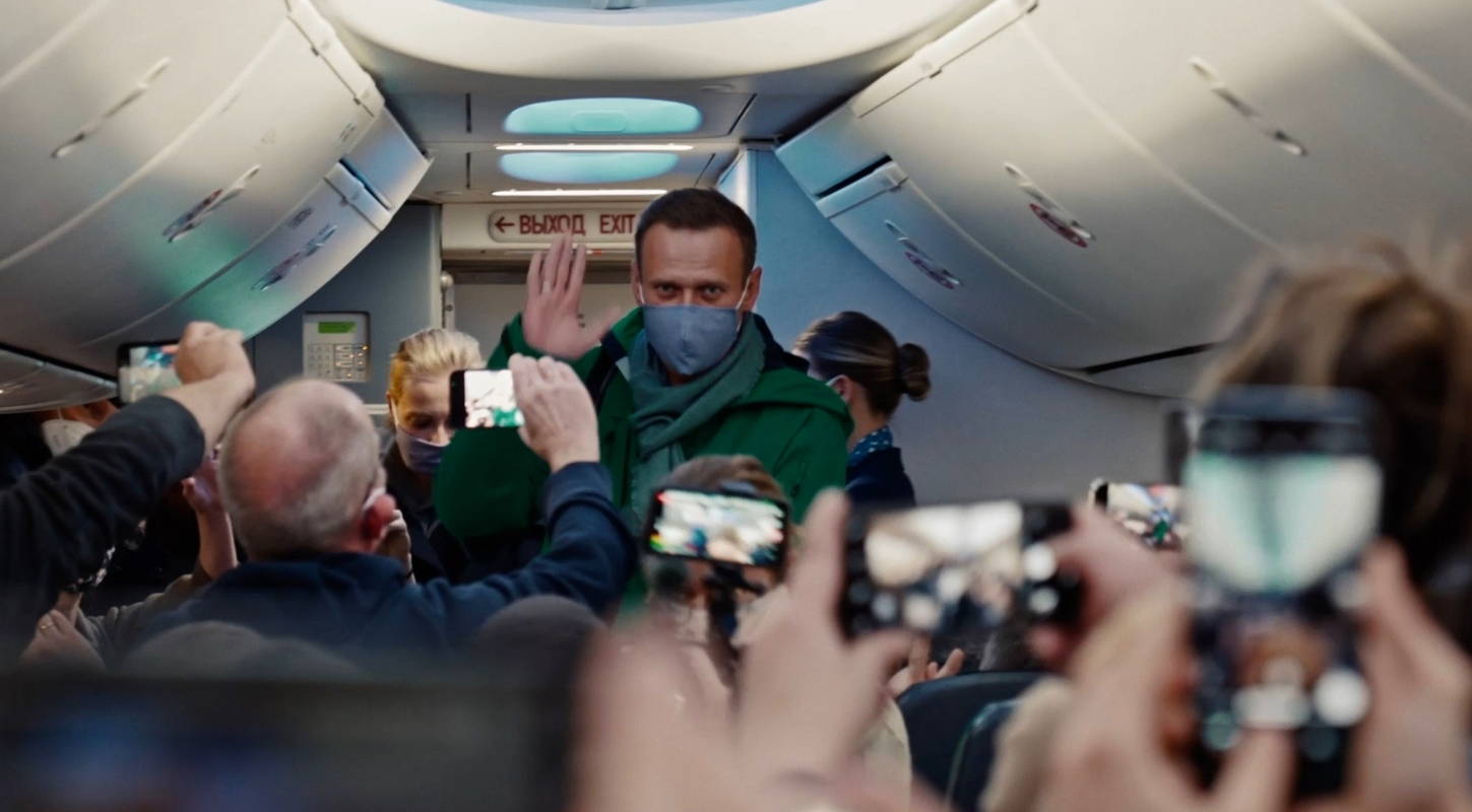 ロシア反体制派のカリスマ　政府に狙われていると知りながらの帰還　「ナワリヌイ」場面写真