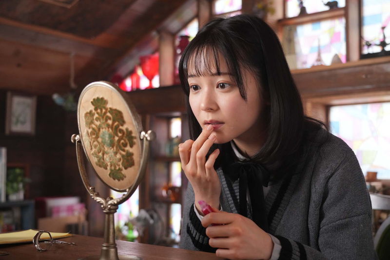 白岩瑠姫が久間田琳加の頬に触れる　「夜が明けたら、いちばんに君に会いにいく」場面写真