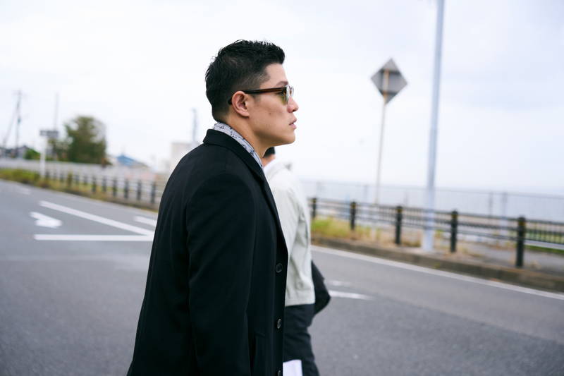 幸せそうな顔で互いに手を振る鈴木亮平と宮沢氷魚　阿川佐和子含めた3ショットも　「エゴイスト」場面写真