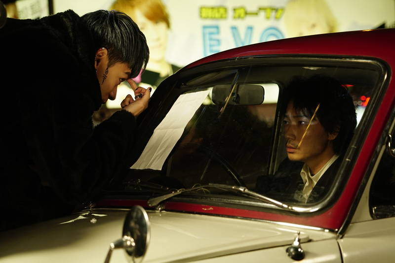 綾野剛の頭蓋骨にドリルで穴　穴をのぞき込む成田凌の目　映画「ホムンクルス」本編冒頭映像