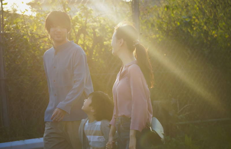 瓶ビールを飲み交わす山田裕貴と松本まりか　傷ついた男女の希望を描く「夜、鳥たちが啼く」場面写真