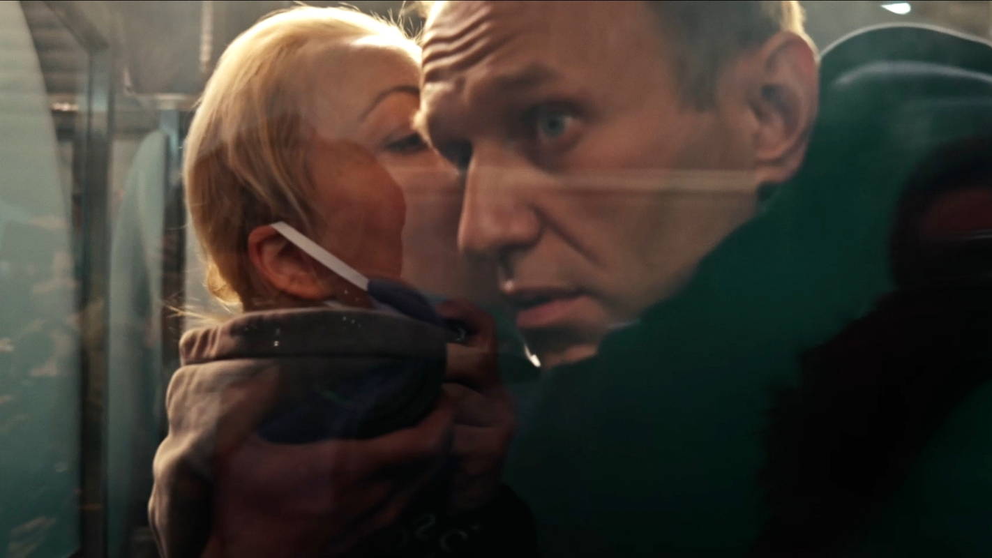 ロシア反体制派のカリスマ　政府に狙われていると知りながらの帰還　「ナワリヌイ」場面写真