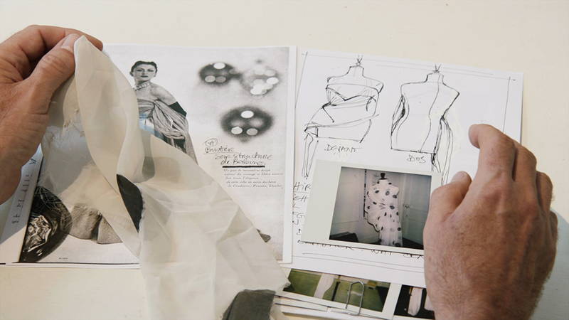 デビューのランウェイ　初めて作った人形の洋服　「マルジェラが語る“マルタン・マルジェラ”」場面写真