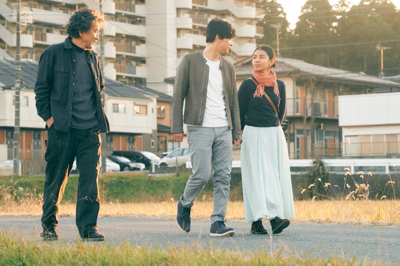 役所広司と吉沢亮、一緒に工房で粘土をこねる姿　父子役を演じる　「ファミリア」場面写真