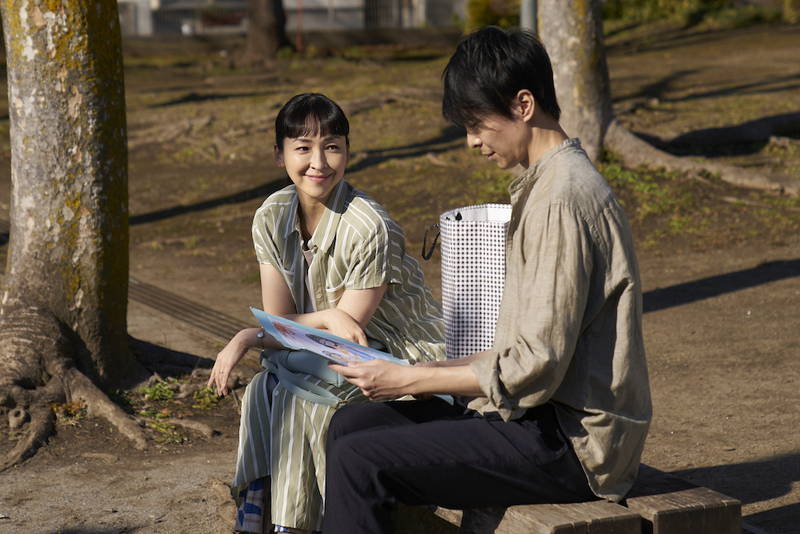 プールで必死の泳げない長谷川博己　笑顔で温かく見つめる綾瀬はるか　「はい、泳げません」水泳場面写真