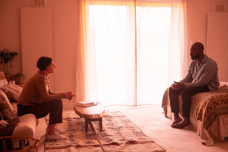 “禁断の果実”の林檎を手に取る女性　“同じ顔の男たち”の姿も　「MEN同じ顔の男たち」場面写真