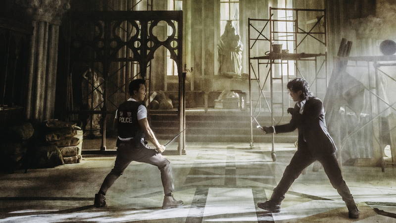 ドニー・イェン、武器を持った相手に拳で立ち向かう姿　「レイジング・ファイア」場面写真