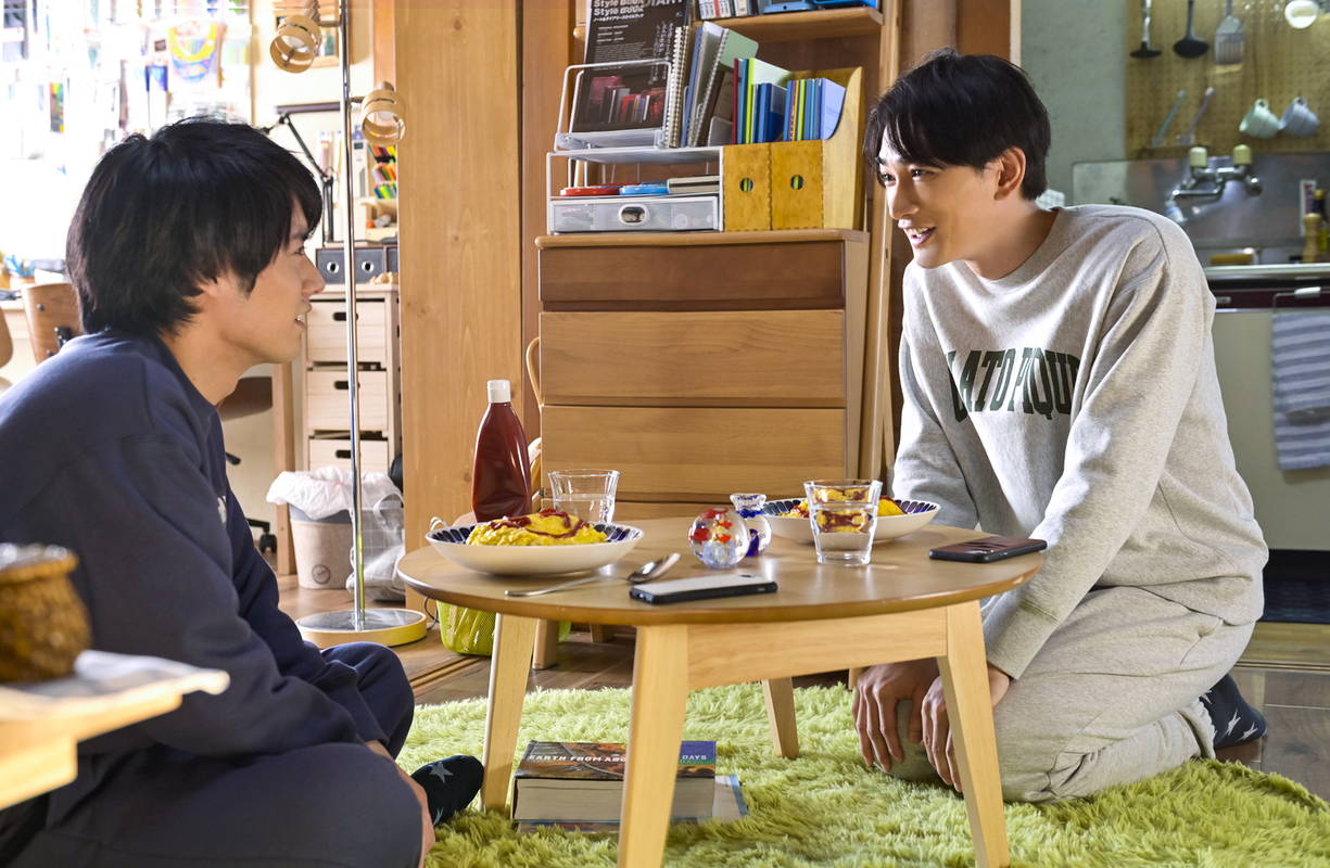 赤楚衛二＆町田啓太　初詣で互いの幸せを願う　遠距離恋愛ですれ違う姿も　映画「チェリまほ」場面写真