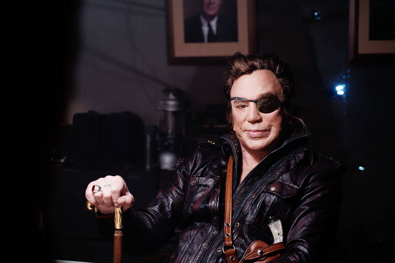 不気味な笑みを見せるミッキー・ローク　白骨死体を見つける兵士　「ウォーハント 魔界戦線」場面写真