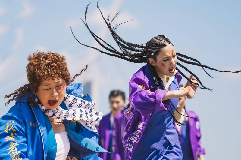 イスに縛られた永野芽郁がびっくり仰天　フェイスローラーで美顔の遠藤憲一　「地獄の花園」場面写真公開