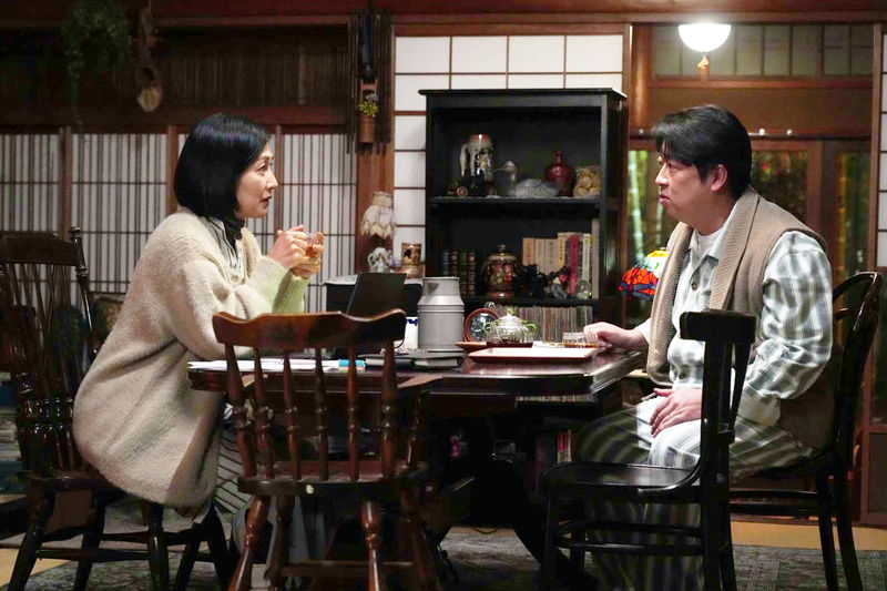 白岩瑠姫が久間田琳加の頬に触れる　「夜が明けたら、いちばんに君に会いにいく」場面写真