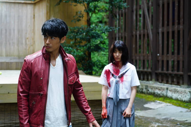 蒔田彩珠、血だらけセーラー服で笑いながらショットガン持つ姿　「Pure Japanese」場面写真
