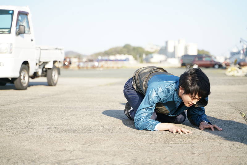 泣き叫ぶ古田新太　苦悶の表情で土下座する松坂桃李　映画「空白」本ビジュアル