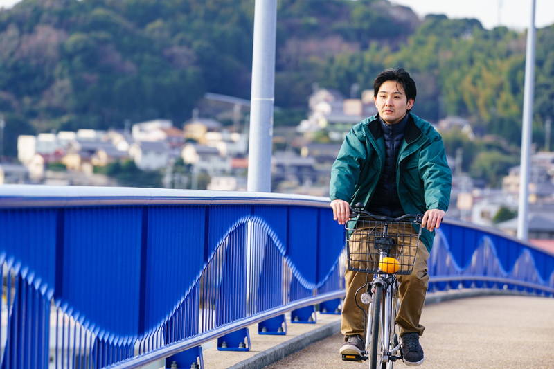 ボサボサ髪の吉岡里帆、サングラス＆ジャージの怪しい満島真之介　映画「ゾッキ」個性あふれる場面写真