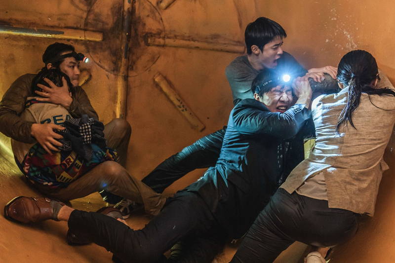 ソウル中心地にできた巨大陥没穴　マンションを地下500mまで沈ませる　「奈落のマイホーム」場面写真