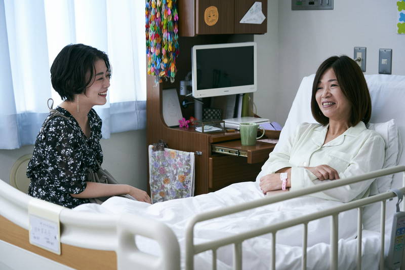 高畑充希が雨の中で物憂げな表情　柳家喬太郎とは軽快なやり取り　「浜の朝日の嘘つきどもと」場面写真