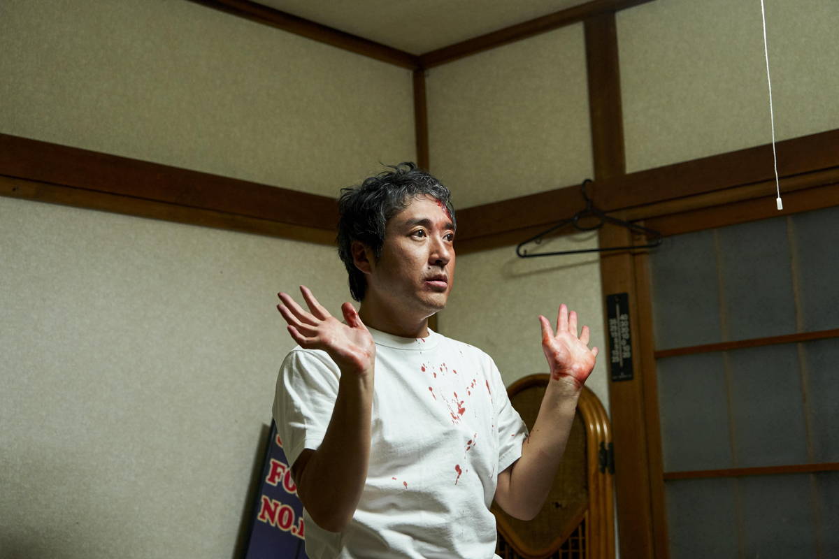 ムロツヨシ、覆面姿で岸井ゆきのに詰め寄る　負の感情全開　「神は見返りを求める」場面写真