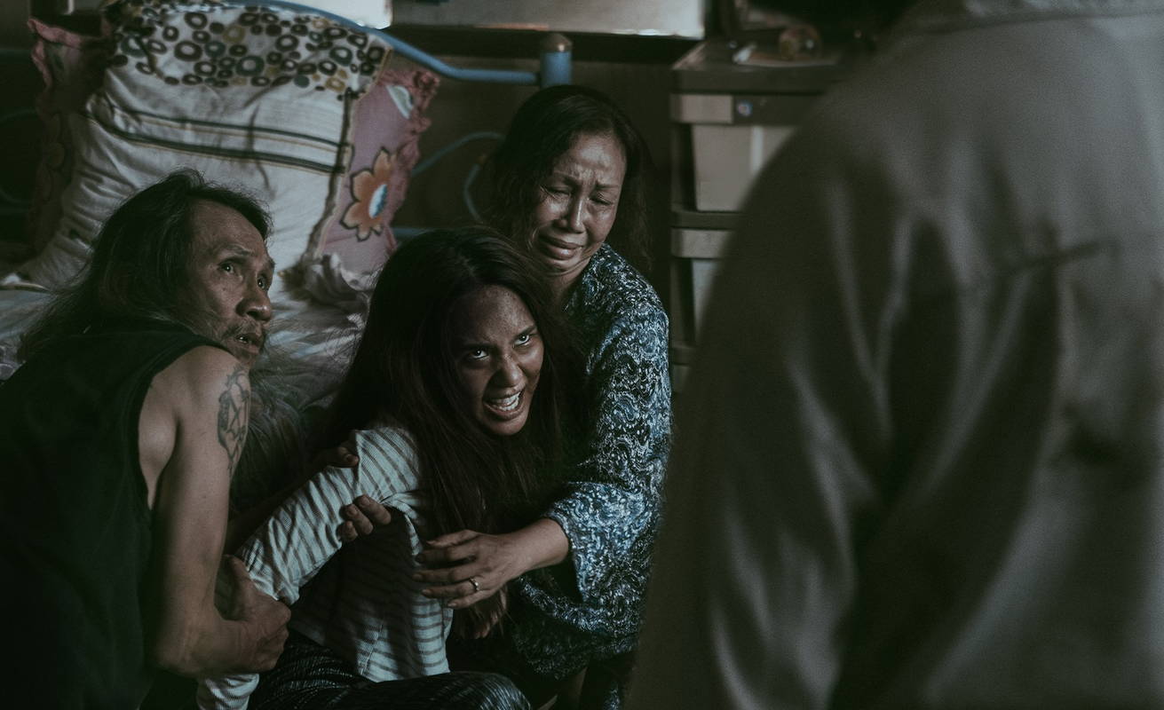 祈祷師たちが全身全霊で儀式　何かに取り憑かれた娘のため　「女神の継承」場面写真