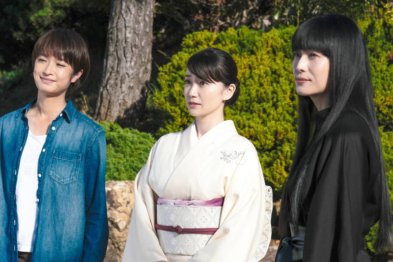 のん、中村雅俊から魚のさばき方を教わる姿　三田佳子と走馬灯を見つめる姿も　「天間荘の三姉妹」場面写真