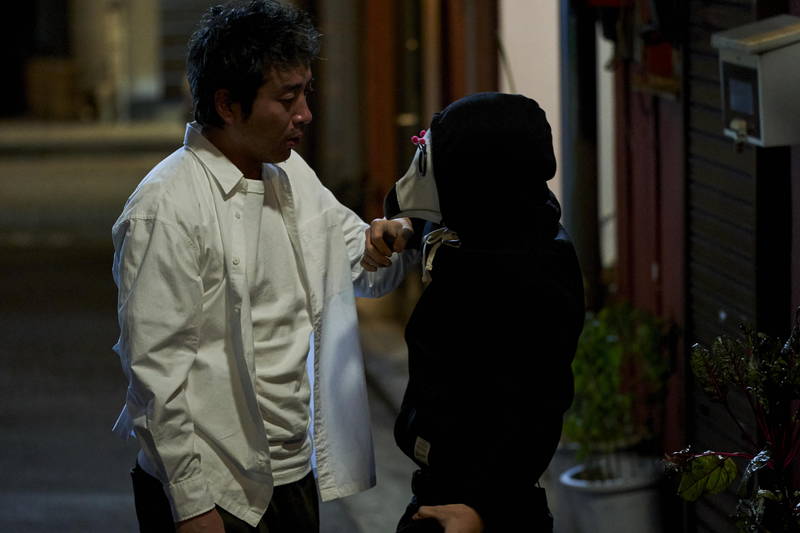 ムロツヨシ、覆面姿で岸井ゆきのに詰め寄る　負の感情全開　「神は見返りを求める」場面写真