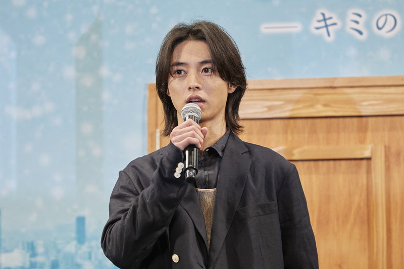 山﨑賢人　猫の気を引きながら同時に演技　「我ながら器用なことやっているな」　「夏への扉」完成報告会