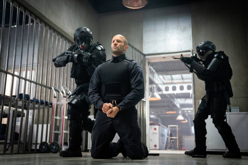 ジェイソン・ステイサム、射撃試験は合格ギリギリ？　謎の新人警備員役　「キャッシュトラック」本編映像