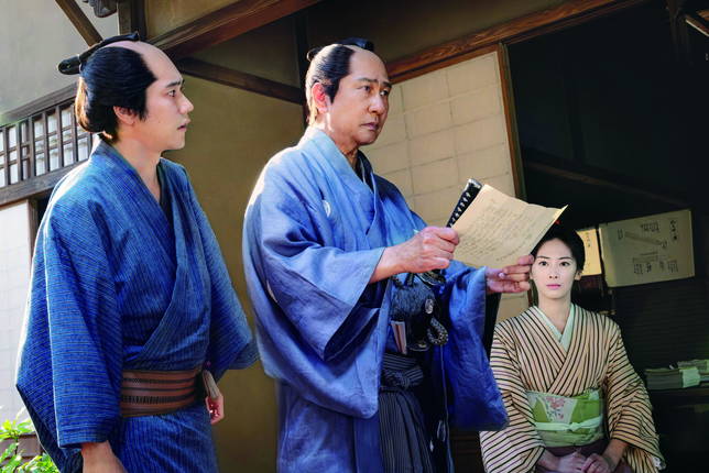北川景子の首に刀　歩幅で測量する中井貴一＆松山ケンイチ　「大河への道」場面写真