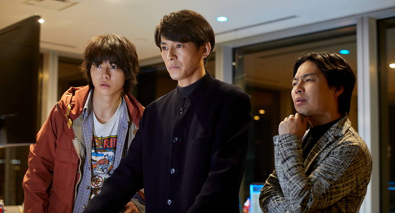 山﨑賢人＆清原果耶　”イヤホン半分こ”姿披露　映画「夏への扉」場面写真　新公開日は6月25日に決定
