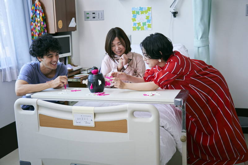 大久保佳代子、恋人＆高畑充希とのドライブで笑顔も、直後フラれる姿　「浜の朝日の嘘つきどもと」本編映像