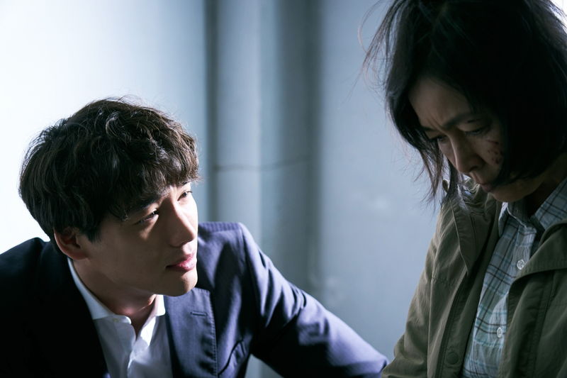 ずぶぬれでボートに横たわる福士蒼汰＆松本まりか　「湖の女たち」場面写真
