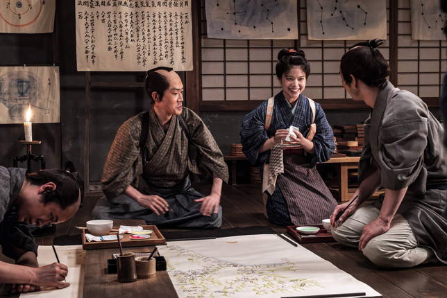 北川景子の首に刀　歩幅で測量する中井貴一＆松山ケンイチ　「大河への道」場面写真