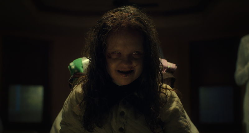 悪魔に取りつかれた2人の少女　悪魔祓い真っただ中のカットも　「エクソシスト 信じる者」場面写真