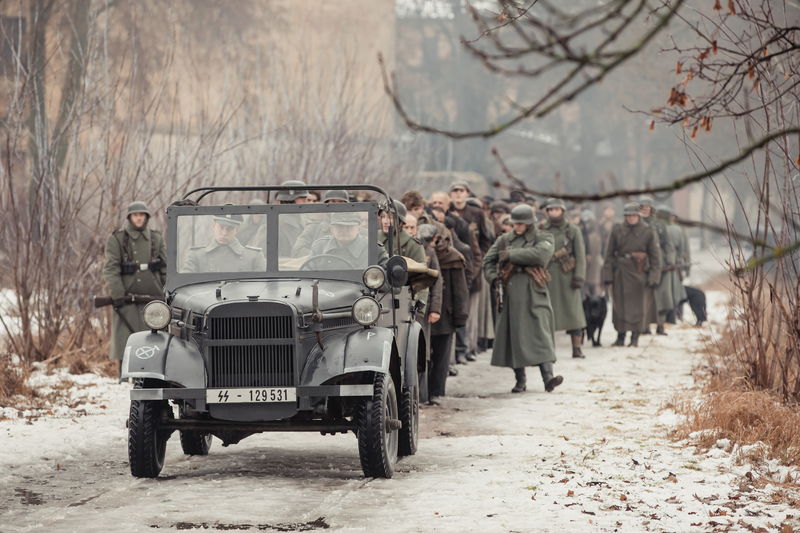 ”架空のペルシャ語”を熱心に覚えようとするナチス将校　「ペルシャン・レッスン」場面写真