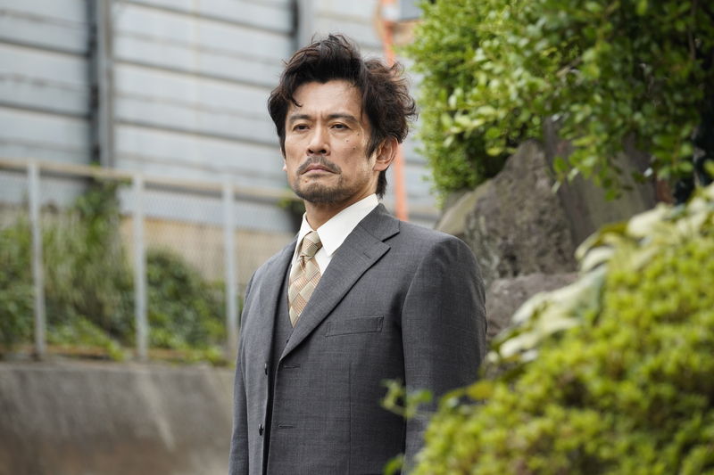 内野聖陽　春画について熱く解説　笑いながら執筆に励む姿も　春画研究者役　「春画先生」場面写真