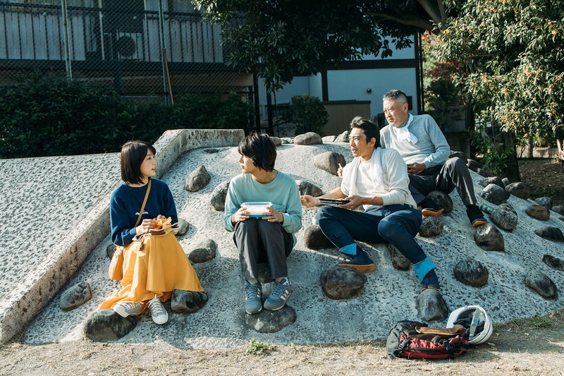 UFOの飛行映像を撮影する倉悠貴と芋生悠　木の葉を道に並べる姿も　「こいびとのみつけかた」場面写真