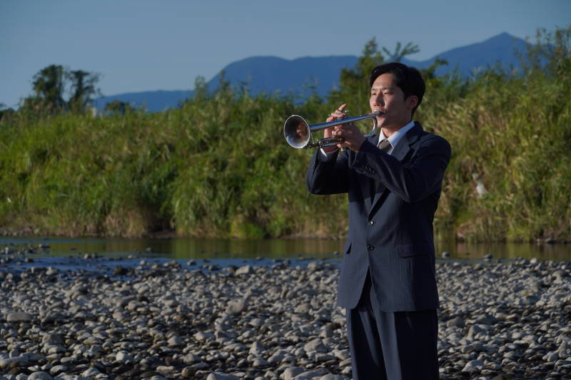 矢部太郎が温かみのあるタッチでポスター再現　自身も出演の映画「きまじめ楽隊のぼんやり戦争」