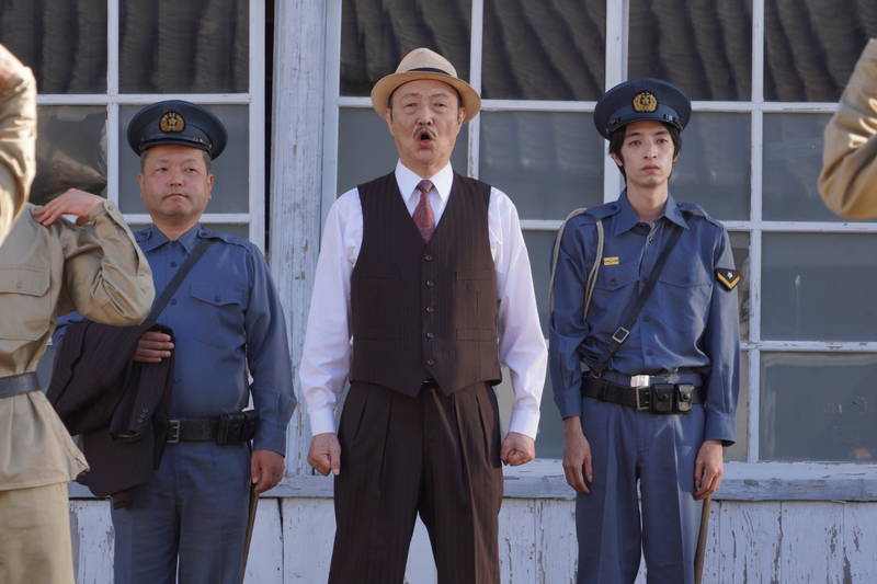 矢部太郎が温かみのあるタッチでポスター再現　自身も出演の映画「きまじめ楽隊のぼんやり戦争」