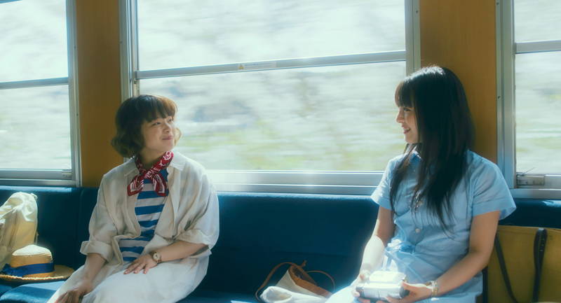 岸井ゆきの＆浜辺美波　おそろいの麦わら帽子で笑顔　「やがて海へと届く」場面写真